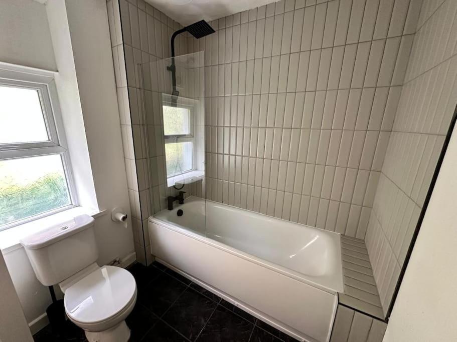 Stylish Miners Cottage At North Rd Porth  المظهر الخارجي الصورة